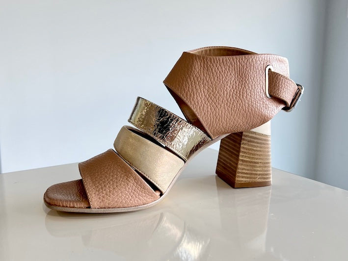 Laura Bellariva - Tan & Gold block heel.